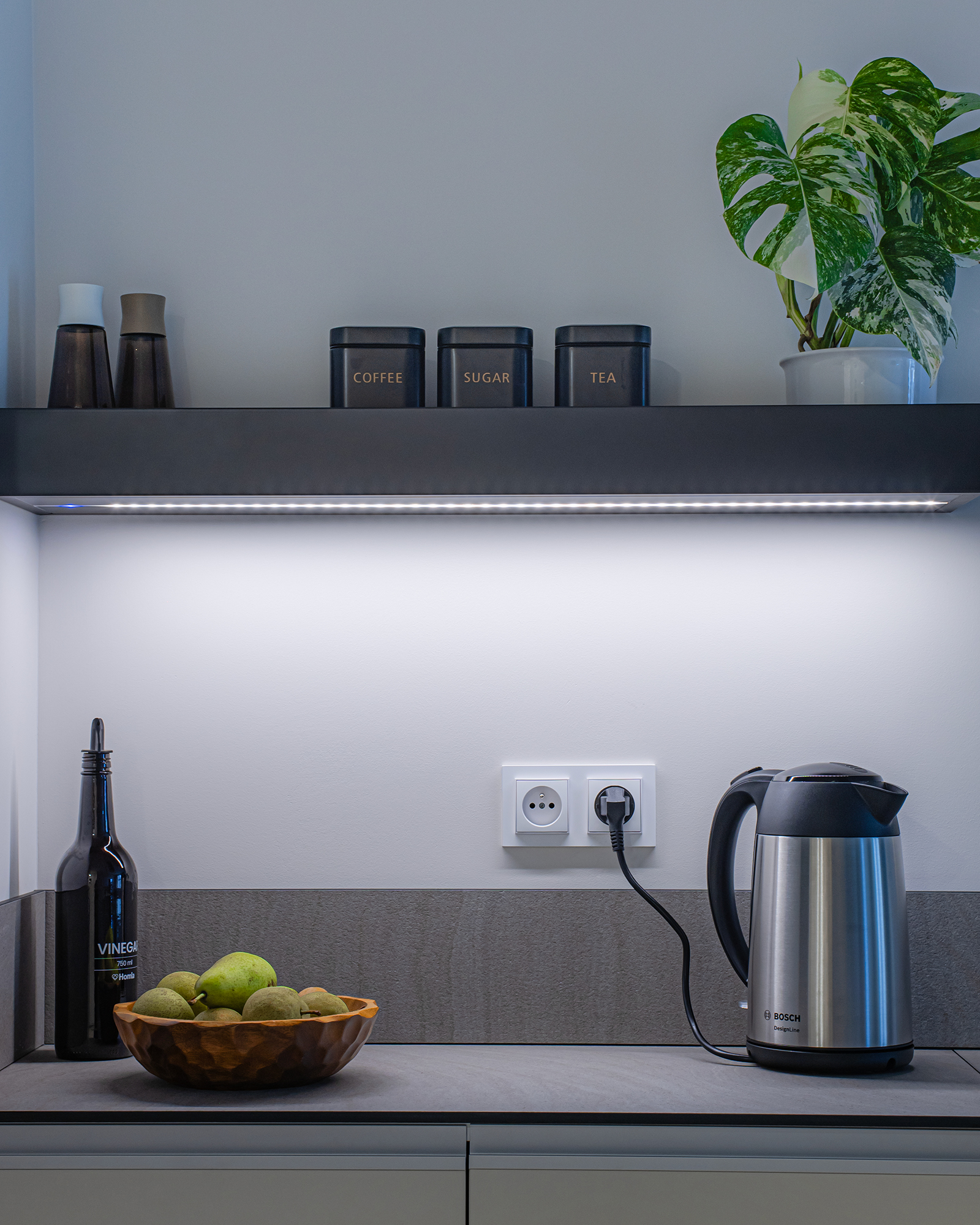 Podświetlane półki zamiast szafek wiszących, nadają kuchni lekkości.